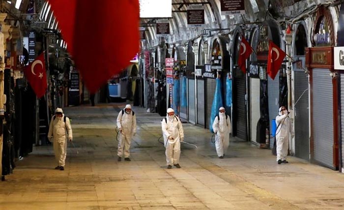 Petugas kesehatan dengan pakaian pelindung menyemprotkan disinfektan di Grand Bazaar yang terkanal di Kota Istanbul, untuk mencegah penyebaran COVID-19. (Foto:Reuters)