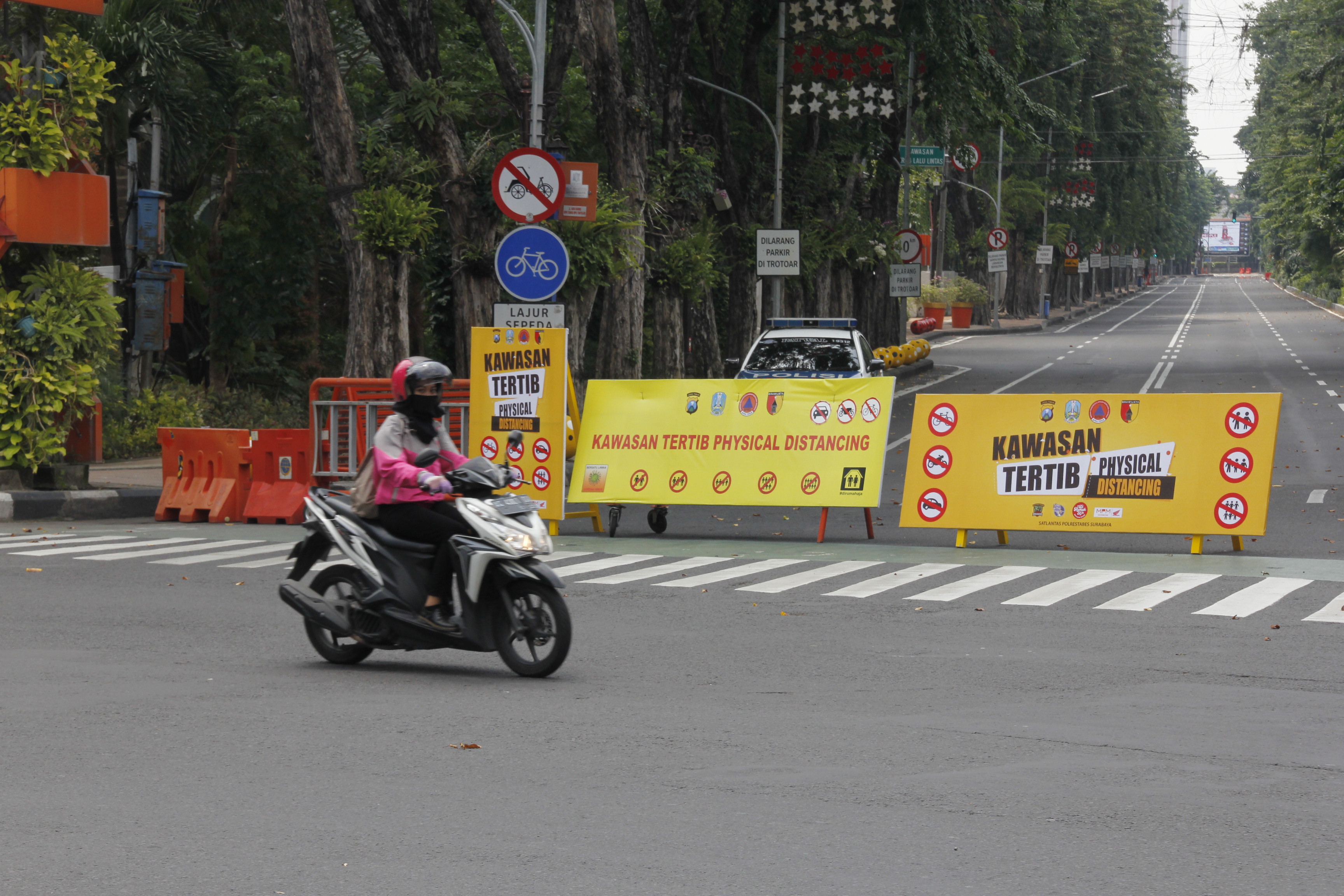 Kawasan Jalan Darmo yang ditutup untuk penerapan physical distancing. (Foto: Fariz Yarbo/Ngopibareng.id)