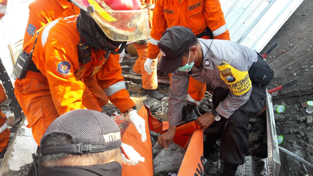 Tim gabungan melakukan evakuasi rumah roboh di Ketintang Barat II, Surabaya, Sabtu 4 April 2020. (Foto: Polsek Jambangan)