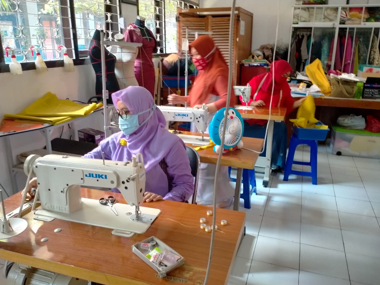 Sejumlah guru dan alumni SMKN 3 Kota Probolinggo, Jawa Timur, menjahit alat pelindung diri (APD) pesanan Pemprov Jatim. (Foto: Ikhsan Mahmudi/Ngopibareng.id)