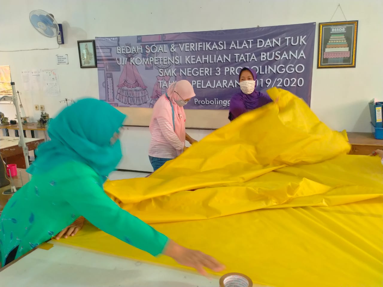 Alat pelindung diri (APD) diproduksi SMK 3 Kota Probolinggo, Jawa Timur. (Foto: Ikhsan Mahmudi/Ngopibareng.id)