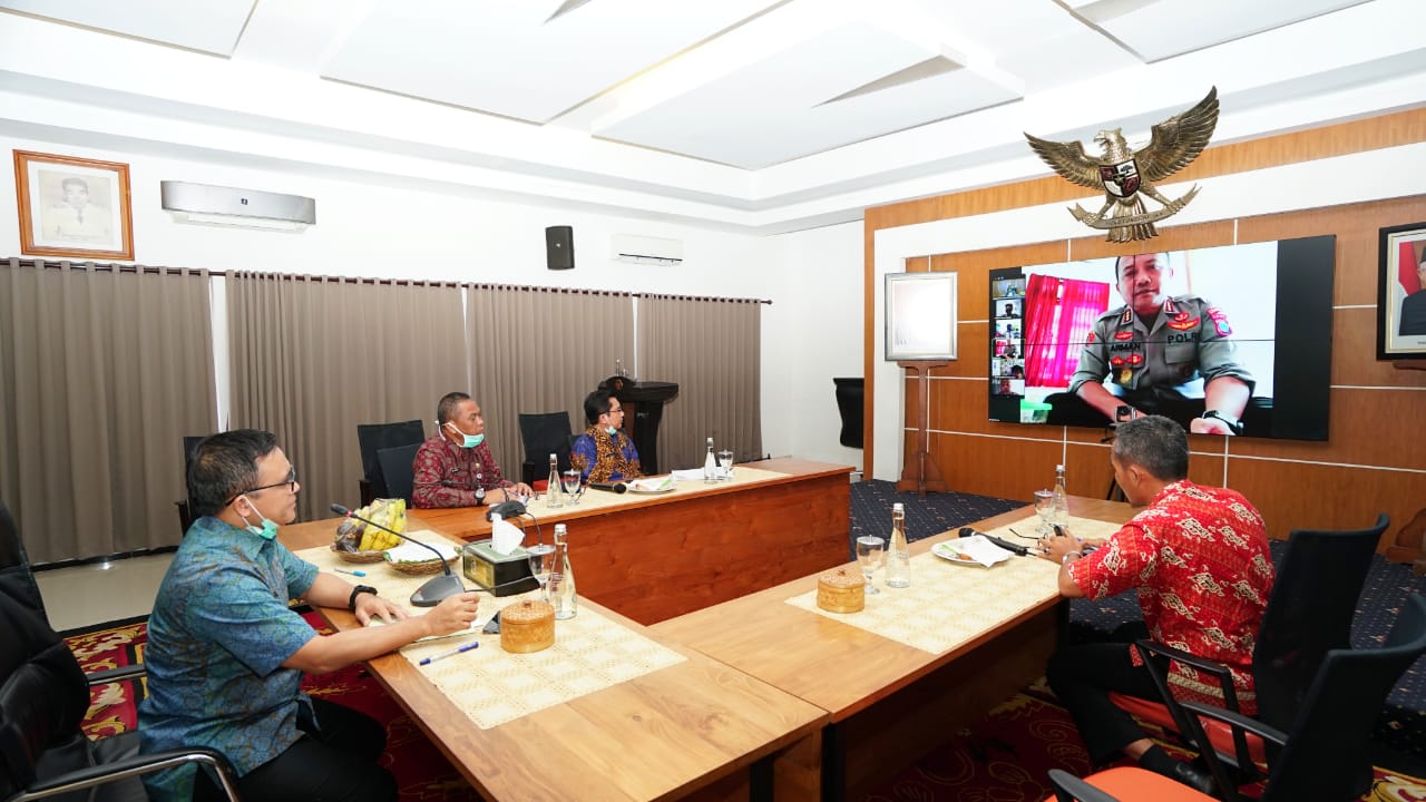 Bupati Banyuwangi Abdullah Azwar Anas melakukan rapat koordinasi denga Forkopimda secara online. (Foto: Dok. Pemkab Banyuwangi)