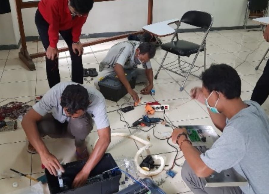 Tim mengerjakan model Vent-I di lantai komplek Masjid Salman. (Dok. Syarif Hidayat)