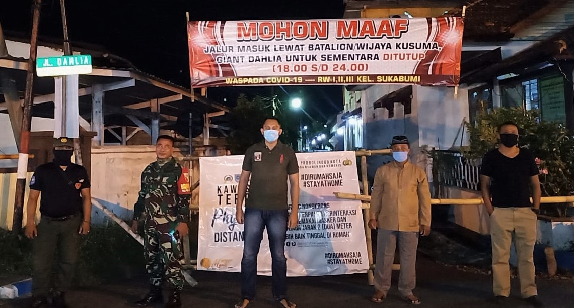 Warga di kampung-kampung juga seperti di Jalan Dahlia, Kota Probolinggo melakukan blokade jalan. (Foto: Ikhsan Mahmudi/Ngopibareng.id))