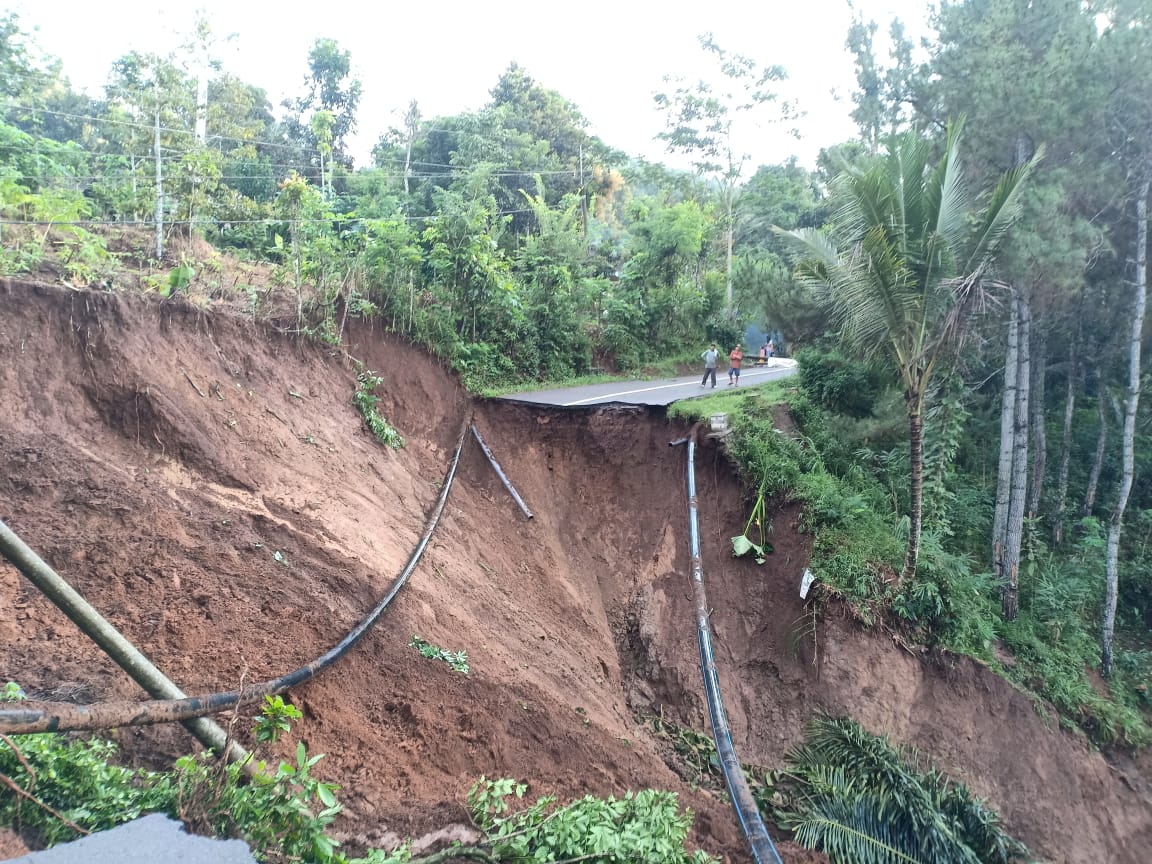 Longsor terjadi di RT 08 RW 03 Dusun Basalan Desa Suren Lor Kecamatan Bendungan, Trenggalek. (Foto: Dpk BPBD Trenggalek)