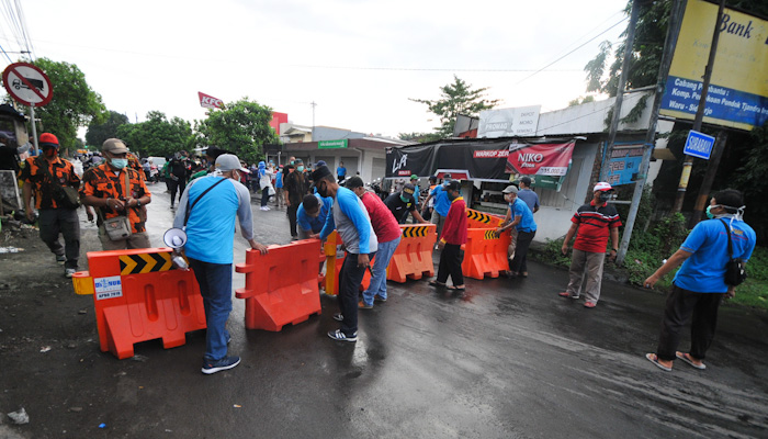 Warga sepakat menutup akses jalan perbatasan Surabaya dan Sidoarjo tepatnya di jalan Rungkut Menanggal Surabaya. (Foto: Erfan Hazransyah/Ngopibareng.id)