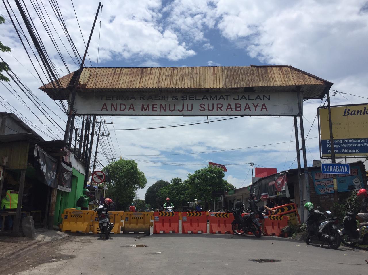 Akses pintu masuk ke Perumahan Rungkut Menanggal yang ditutup warga (andhi/Ngopibareng.id)