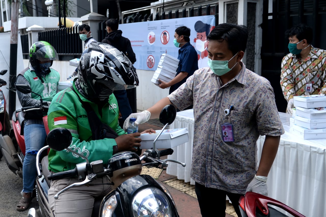 Istana bagi-bagi nasi kotak untuk driver ojek online di area belakang Istana Merdeka, Jalan Veteran Jakarta Pusat, Minggu 5 April 2020 (Foto: Setpres)