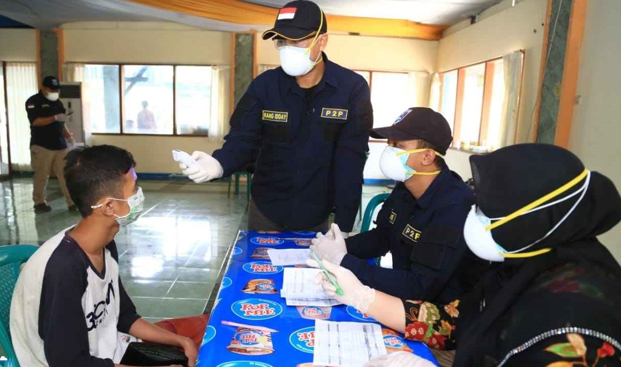 Seorang pendatang diperiksa dan didata di sebuah pos pemantauan di Kabupaten Probolinggo, akhir Maret lalu. (Foto: Ikhsan Mahmudi/Ngopibareng.id)