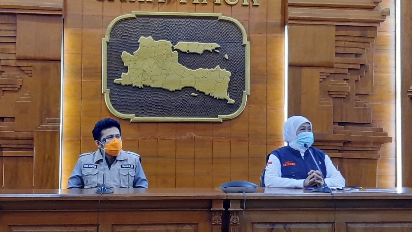 Gubernur Jawa Timur Khofifah Indar Parawansa, saat melakukan konferensi pers di Gedung Negara Grahadi. (Foto: Alief Sambogo/Ngopibareng.id)