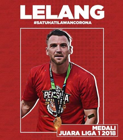 Marko Simic lelang medali juara Liga 1 2018. (Foto: Instagram @persijajkt)