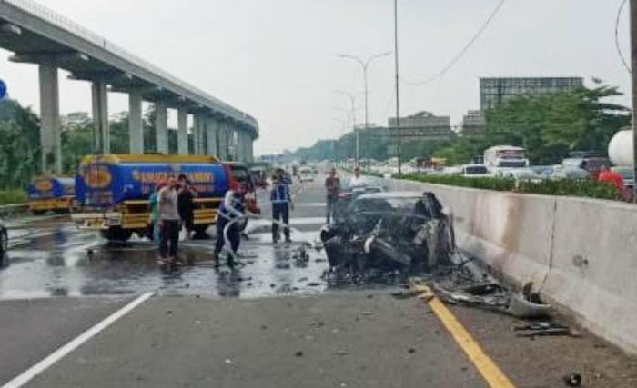 Mosil Wakil Jaksa  Agung Arminsyah sesaat setelah kecelakaan di Tol Jagorawi. (Foto:Antara)