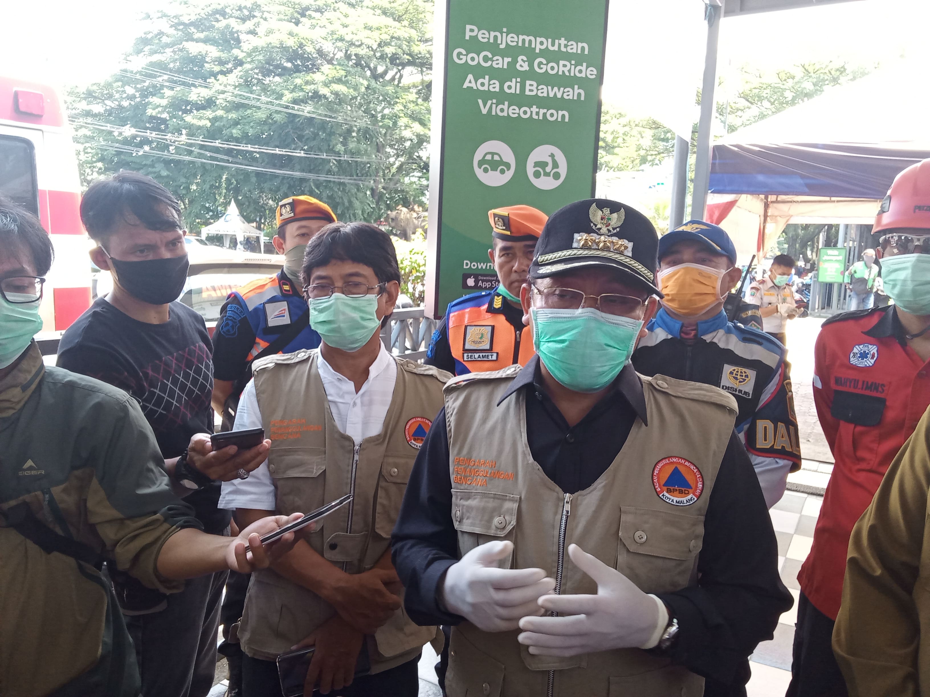 Walikota Malang, Sutiaji saat mengunjungi salah satu posko pemantauan Covid-19 di Stasiun Malang Kota Baru (Foto: Lalu Theo/ngopibareng.id)