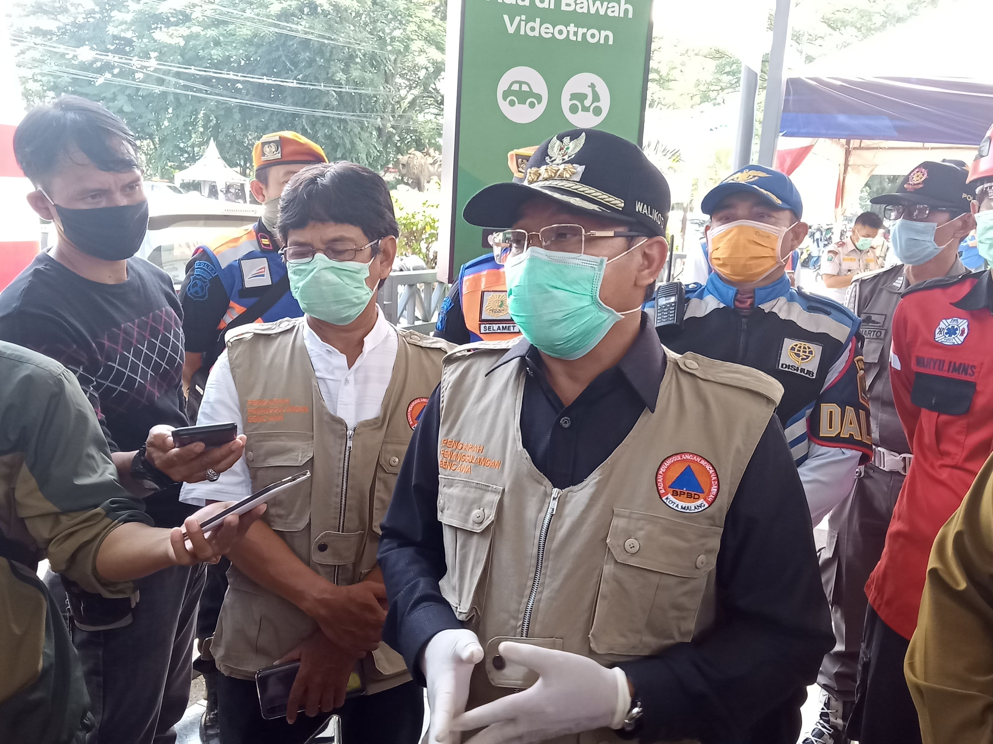 Walikota Malang, Sutiaji saat meninjau posko pemantauan Covid-19 di Stasiun Malang Kota Baru (Foto: Lalu Theo/Ngopibareng.id) 