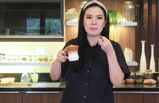 Tips membuat dalgona coffe ala Devina Hermawan (Foto: Youtube/Devina Hermawan)