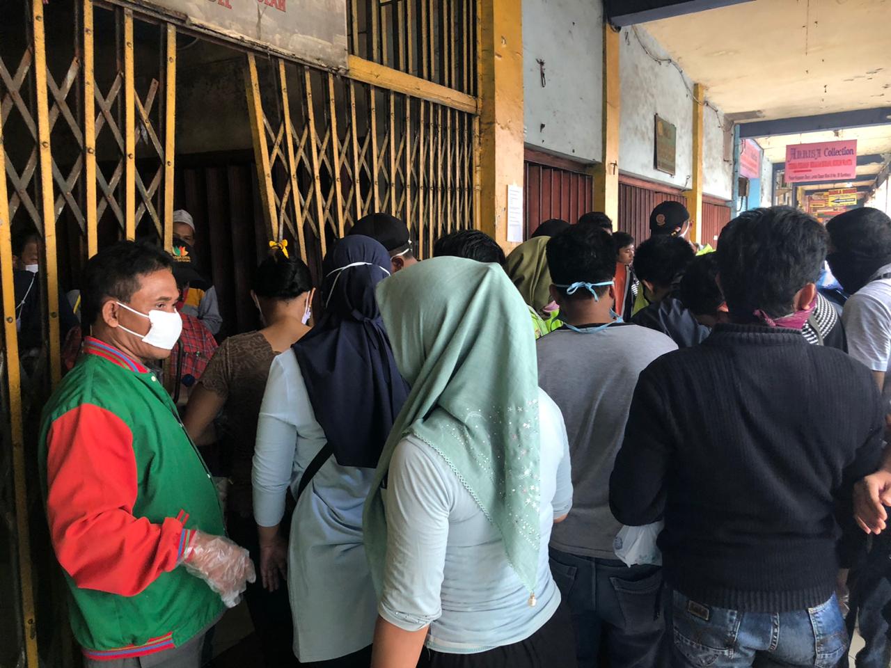 Kerumunan para pedagang, menunggu giliran untuk masuk ke Pasar Kapasan (Foto: Andhi Dwi/Ngopibareng.id)