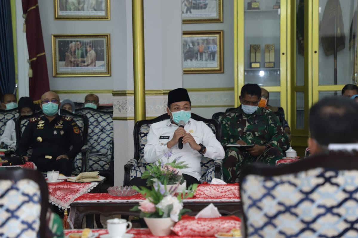 Wali Kota Malang, Sutiaji, saat rakor dengan dua kepala daerah lain di Malang Raya. (Foto: Istimewa)