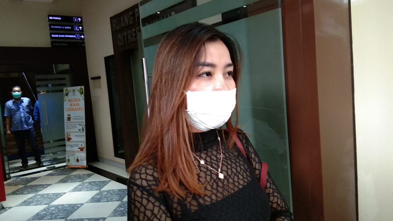 Selebgram Esther Kitty usai pemeriksaan di Gedung Ditreskrimsus Polda Jatim, Surabaya, Senin 6 April 2020. (Foto: Fariz Yarbo/Ngopibareng.id)