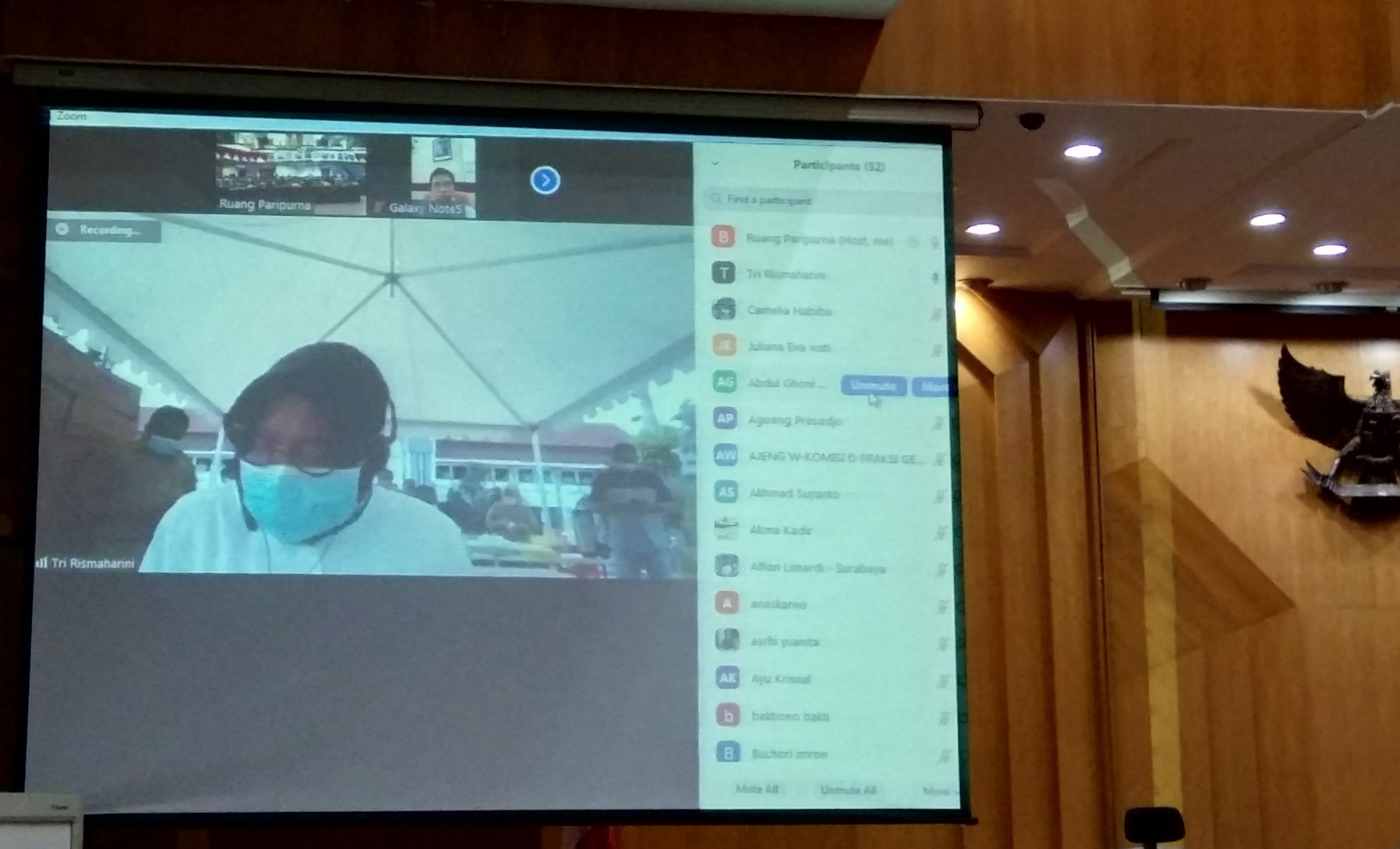 Walikota Surabaya Tri Rismaharini saat melakukan Teleconference bersama DPRD Surabaya di ruang sidang paripurna kantor DPRD Surabaya (Ni'am Kurniawan/Ngopibareng.id)