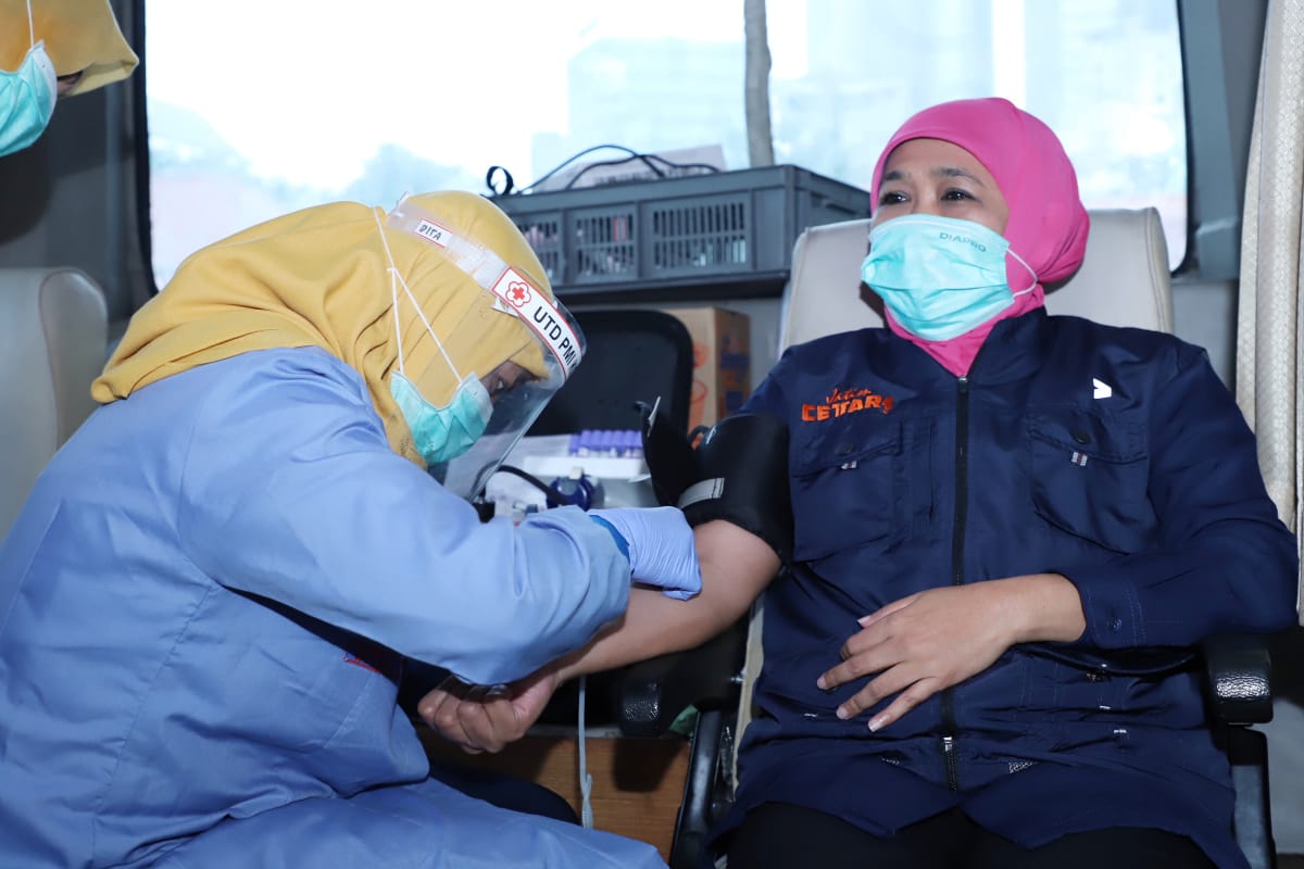 Gubernur Jatim Khofifah Indar Parawansa saat mengikuti proses donor darah di Gedung Negara Grahadi, Surabaya, Senin 6 April 2020. (Foto: Fariz Yarbo/Ngopibareng.id)