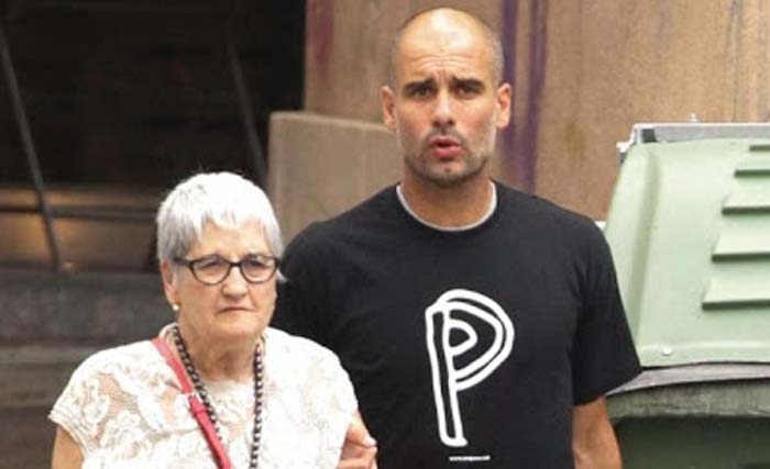 Pep Guardiola dan ibunya, Dolors Sala Carrio yang meninggal dunia akibat corona. (Foto:AFP)