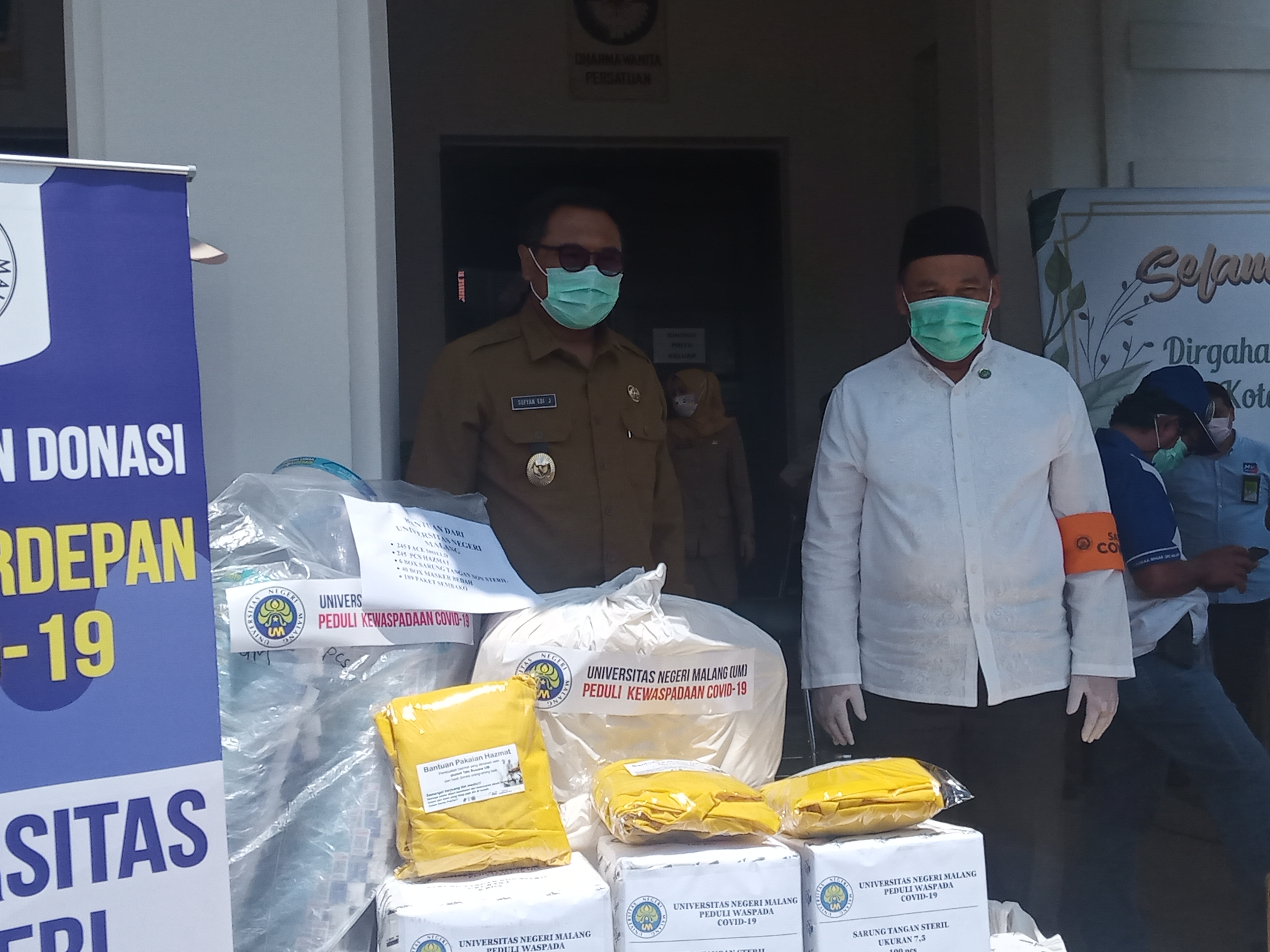 Wakil Walikota Malang, Sofyan Edi Djarwoko dan Rektor Universitas Negeri Malang, Rofi'uddin saat menyerahkan sumbangan APD di Balai Kota Malang (Foto: Lalu Theo/Ngopibareng.id)