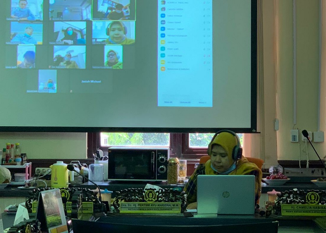 Camelia Habiba Wakil Komisi A DPRD Surabaya saat melakukan teleconference di ruang Komisi A. (Foto: Ni'am Kurniawan/Ngopibareng.id)