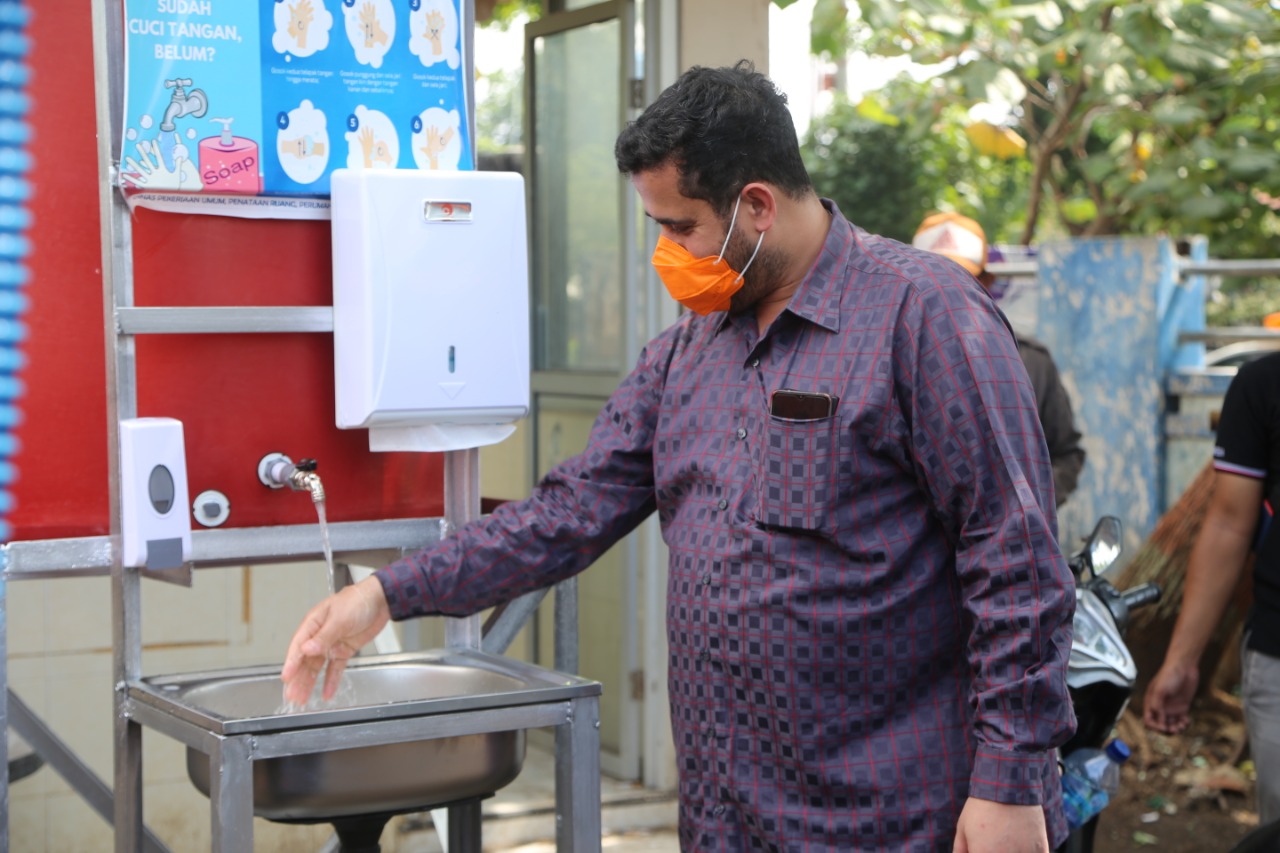 Walikota Hadi Zainal Abidin saat mencoba wastafel portabel yang dipasang di 25 titik di Kota Probolinggo. (Foto: Ikhsan Mahmudi/Ngopibareng.id)