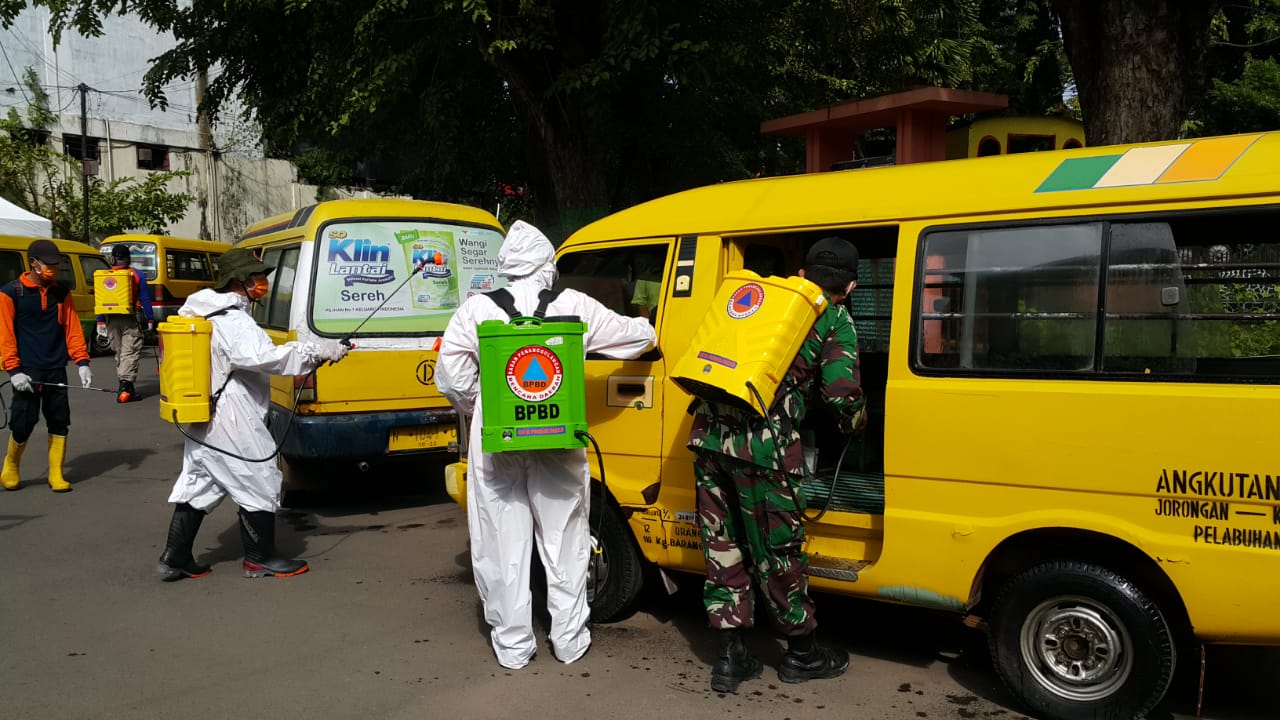 Untuk mencegah merebaknya Covid-19, angkot di Kota Probolinggo disemprot cairan disinfektan. (Foto: Ikhsan Mahmudi/Ngopibareng.id)