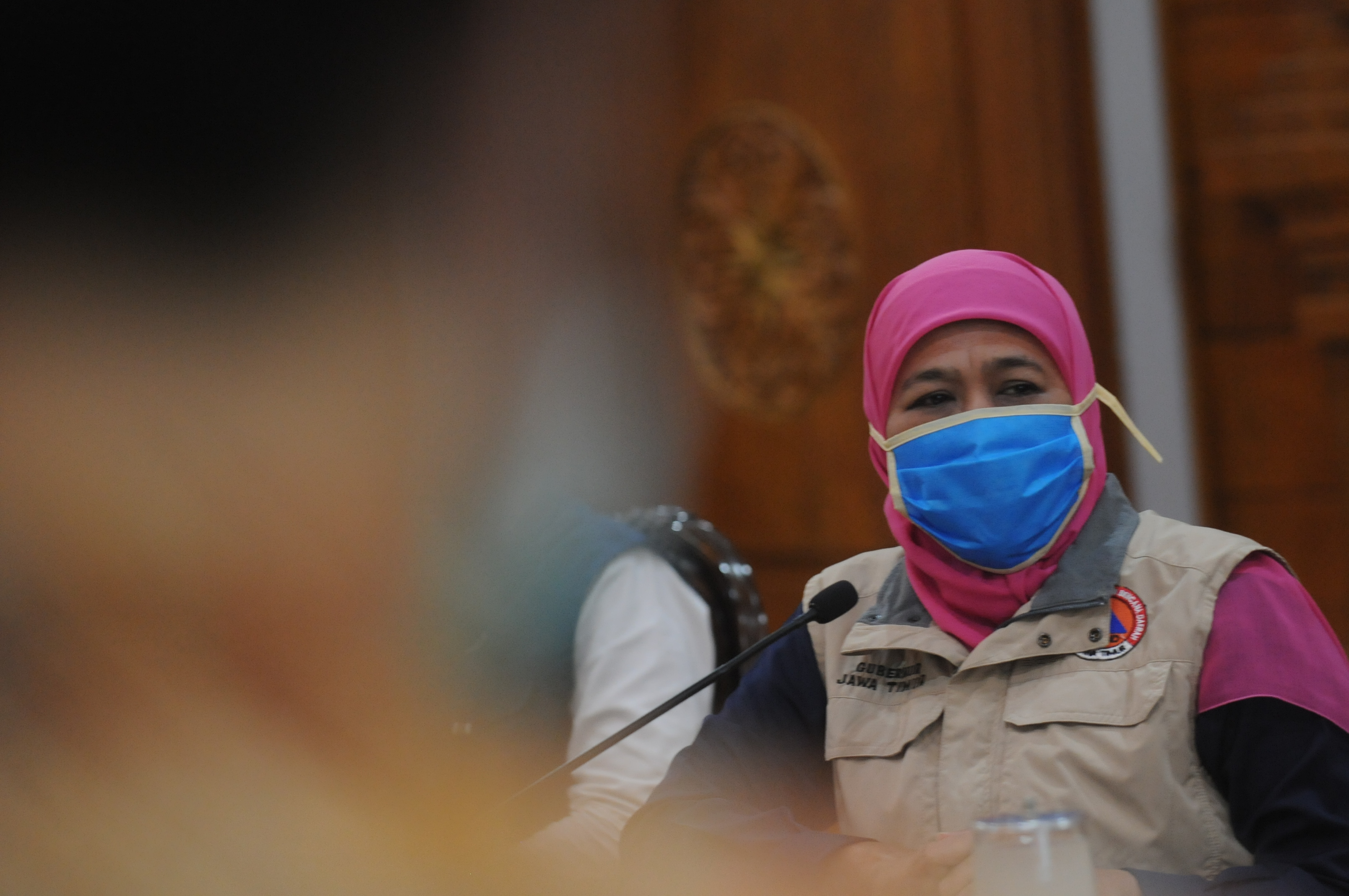 Gubernur Jawa Timur, Khofifah Indar Parawansa, saat menyampaikan perkembangan penyebaran virus corona di Gedung Negara Grahadi, Surabaya, Selasa 7 April 2020. 