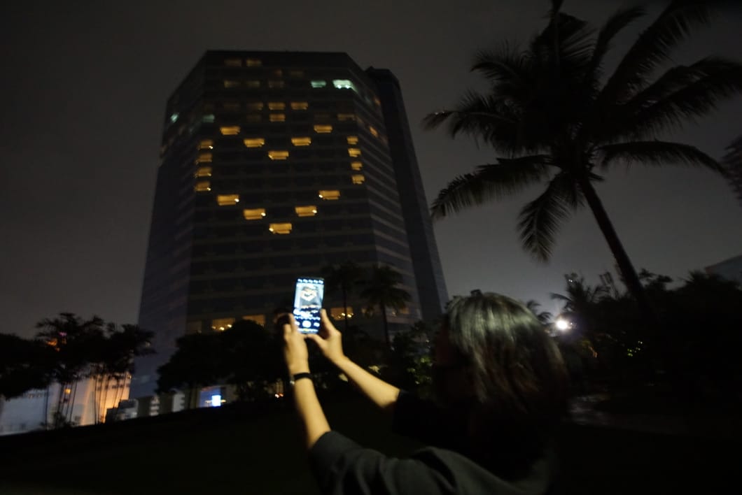 Lambang Love yang disampaikan pekerja hotel JW Marriott ditengah wabah corona. (Foto: Erfan Haransyah/Ngopibareng.id)