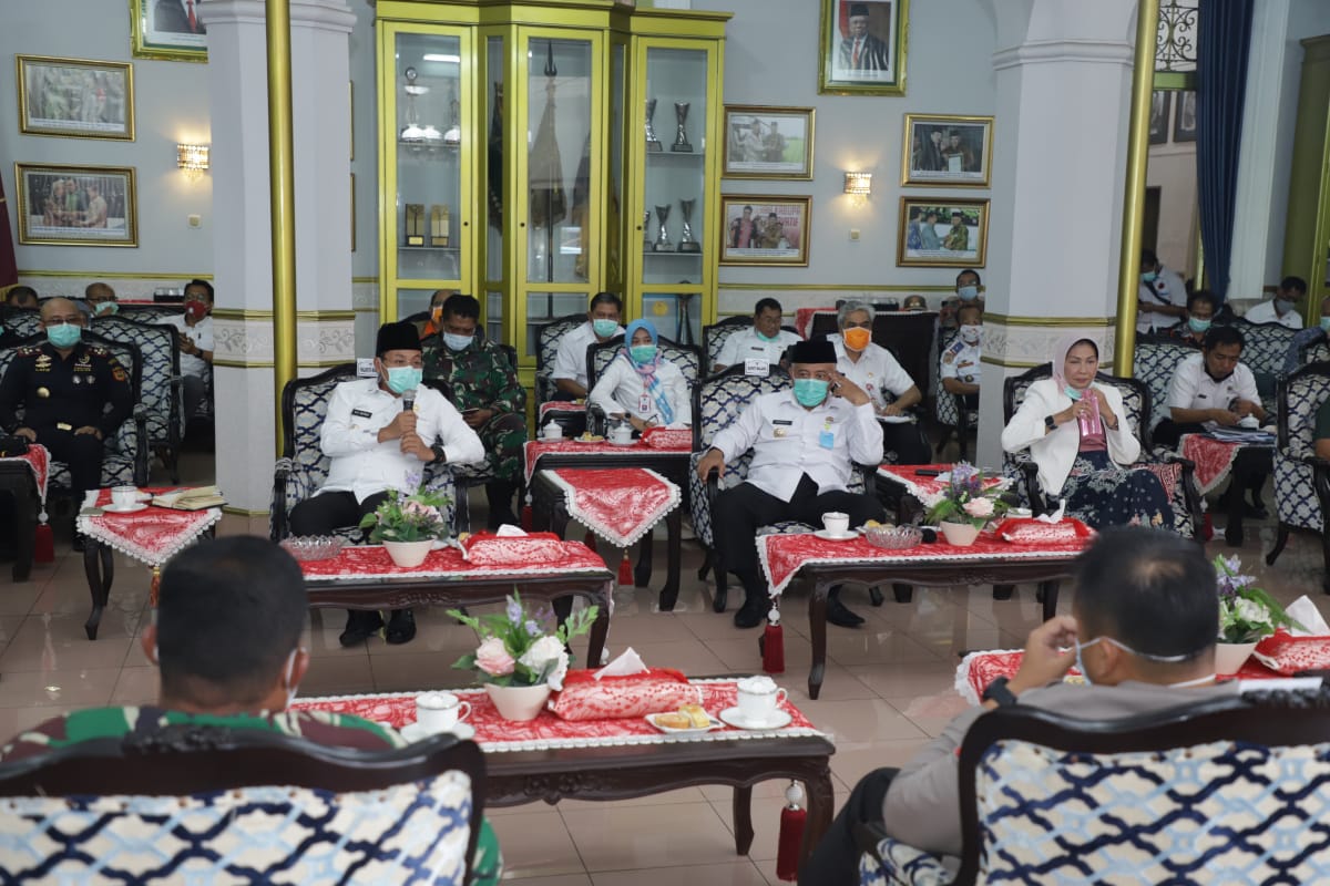 Walikota Malang, Sutiaji (kiri) dan Bupati Malang, Muhammad Sanusi (kanan) saat rapat koordinasi di Pendopo Bupati Malang beberapa waktu lalu (Foto: Istimewa)