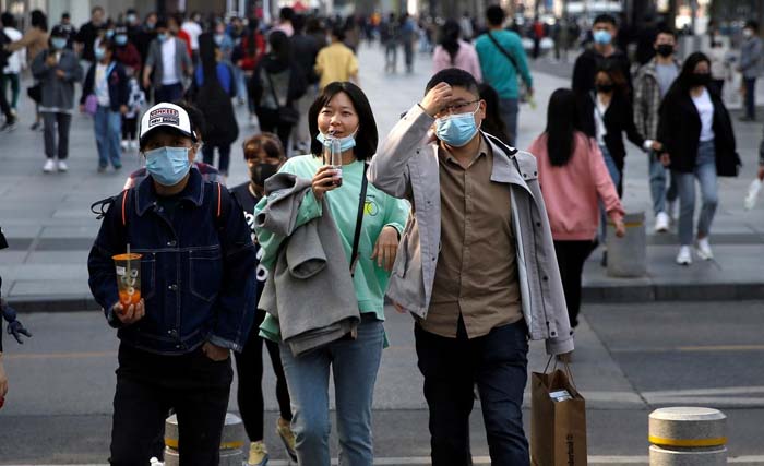 Masyarakat kota Wuhan di Provinsi Hubei keluar rumah setelah lockdown berakhir hari ini, Rabu 8 April. (Foto:Reuters)