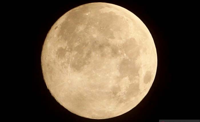 Bulan purnama (supermoon) terlihat di Desa Alue Raya, Kecamatan Samatiga, Aceh Barat, Aceh, Rabu dini hari, 8 April 2020. (Foto:Antara/Syifa Yulinnas)