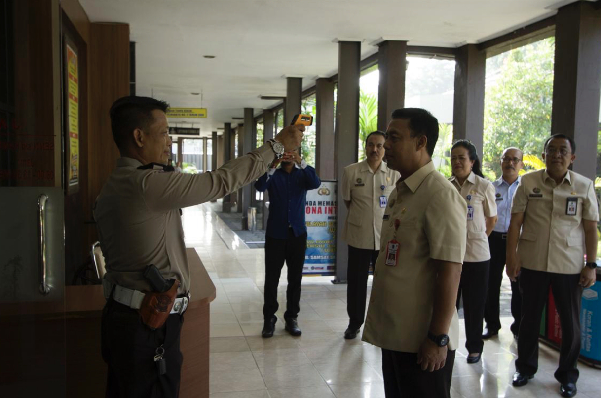 Pegawai Bapenda melalukan pengecekan suhu, sebelum memasuki area Kantor Bapenda (Foto: Istimewa)