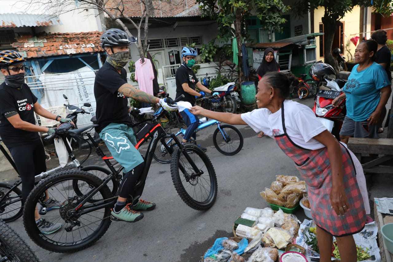 Gubernur Jawa Tengah Ganjar Pranowo saat gowes sambil bagi-bagi masker. (Foto: Humas/Jawa Tengah)