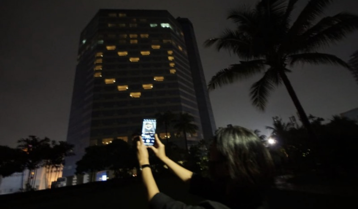 Lambang Love yang disampaikan pekerja hotel JW Marriott ditengah wabah corona. (Foto: Erfan Haransyah/Ngopibareng.id)