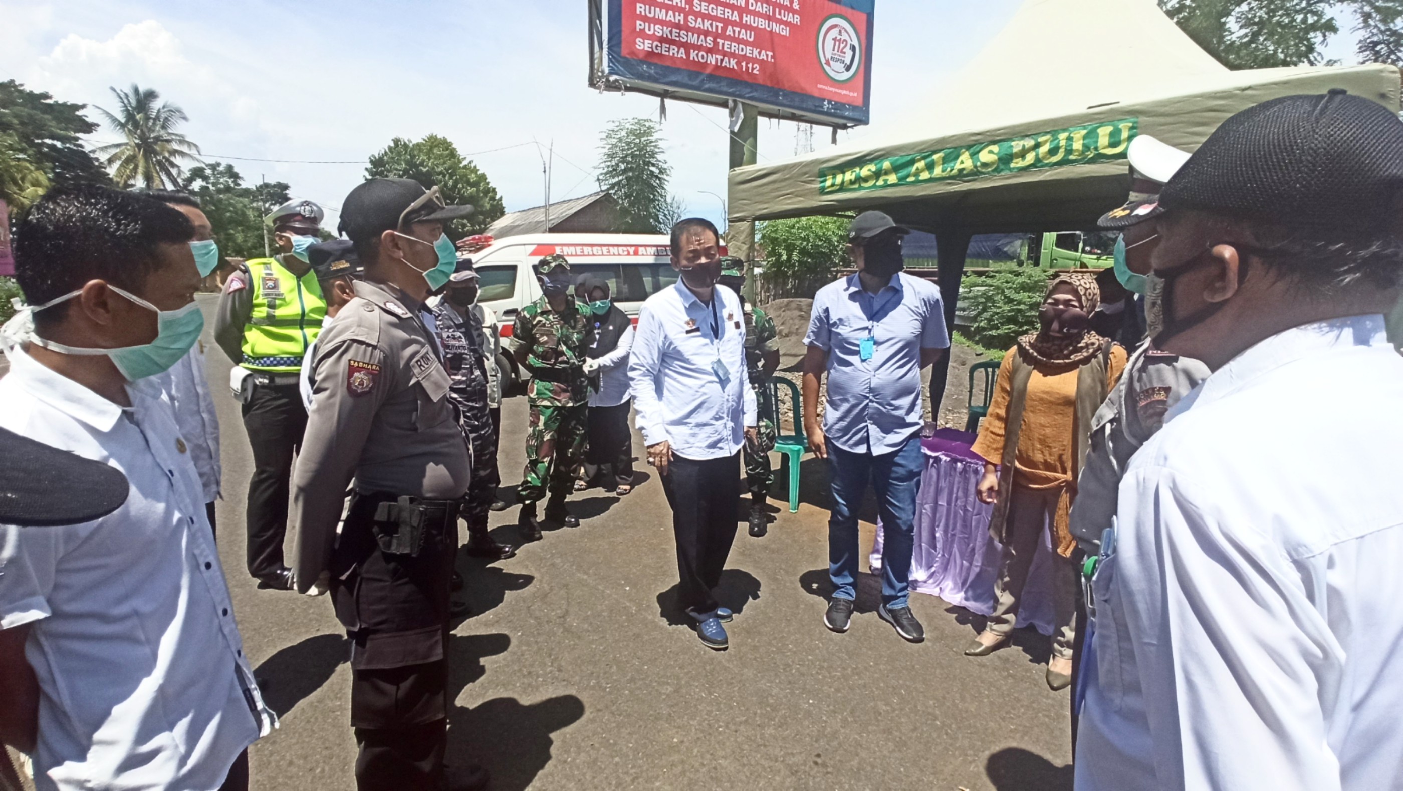 Rombongan DPRD Banyuwangi berdiskusi dengan petugas yang ada di posko skrining di wilayah Kecamatan Wongsorejo (Foto: Hujaini/Ngopibareng.id)