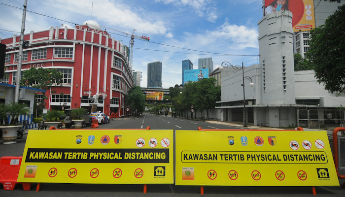 Kepolisian memberlakukan kawasan tertib physical distancing atau jaga jarak secara fisik di Jalan Tunjungan, Surabaya. (Foto: Erfan Haransyah/Ngopibareng.id)