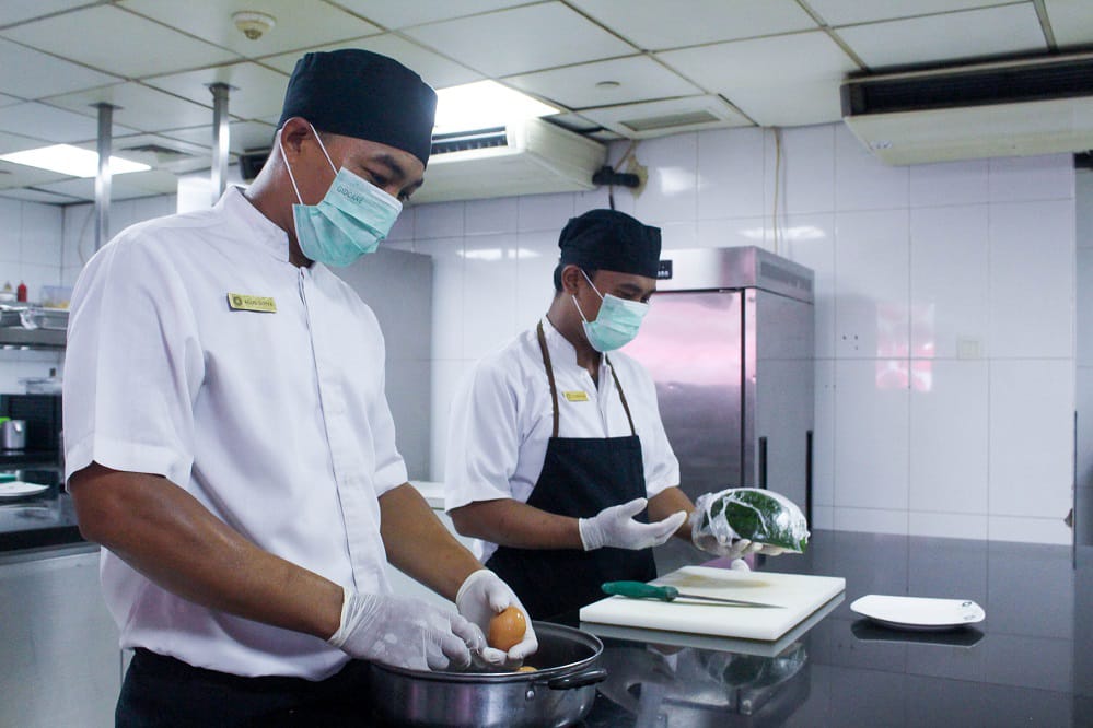 Para karyawan The Trans Resort Bali melakukan pekerjaannya sesuai standar kebersihan dan sanitasi.