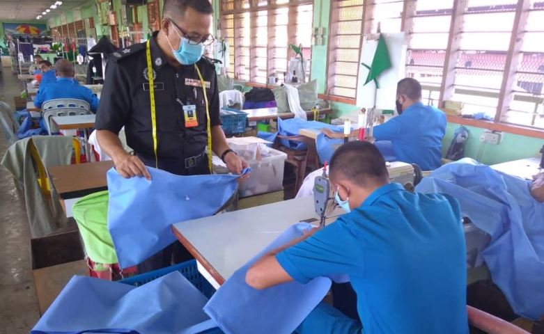 Suasana para narapidana di Malaysia menjahit alat pelindung diri (APD). (Foto: Twitter @penjaramalaysia)