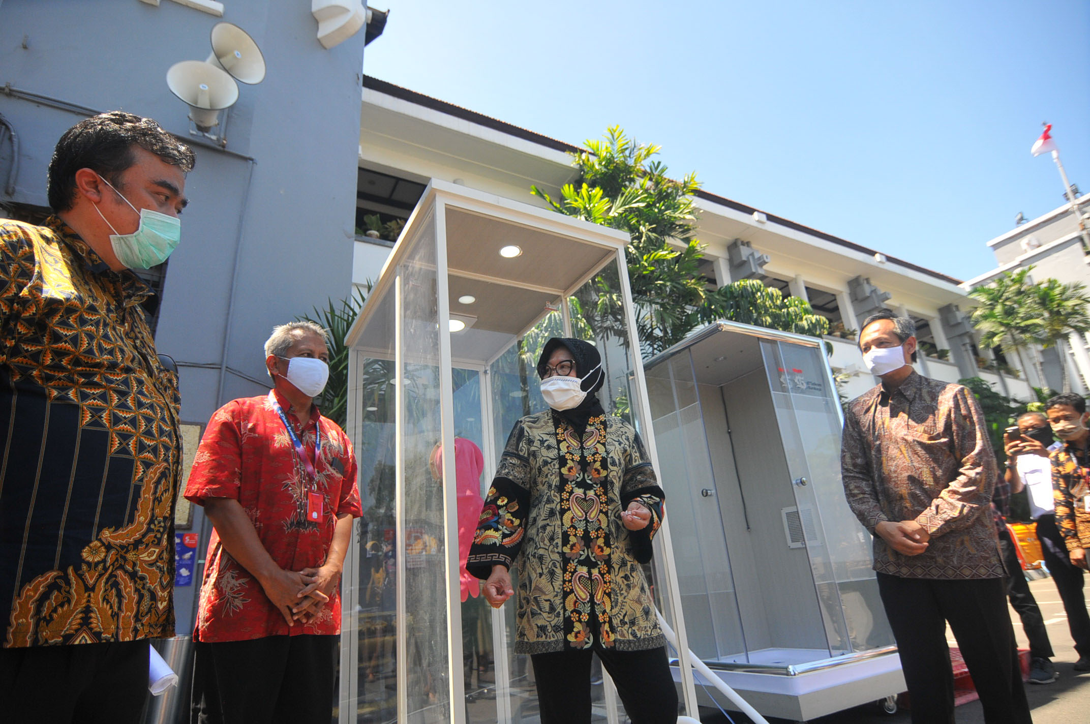 Dengan background swab schamber dan Chamber Sterilisasi, Walikota Tri Rismaharini berbincang dengan staf IT Telkom Surabaya di Balai Kota Surabaya. (Foto: Erfan Haransyah/Ngopibareng.id)