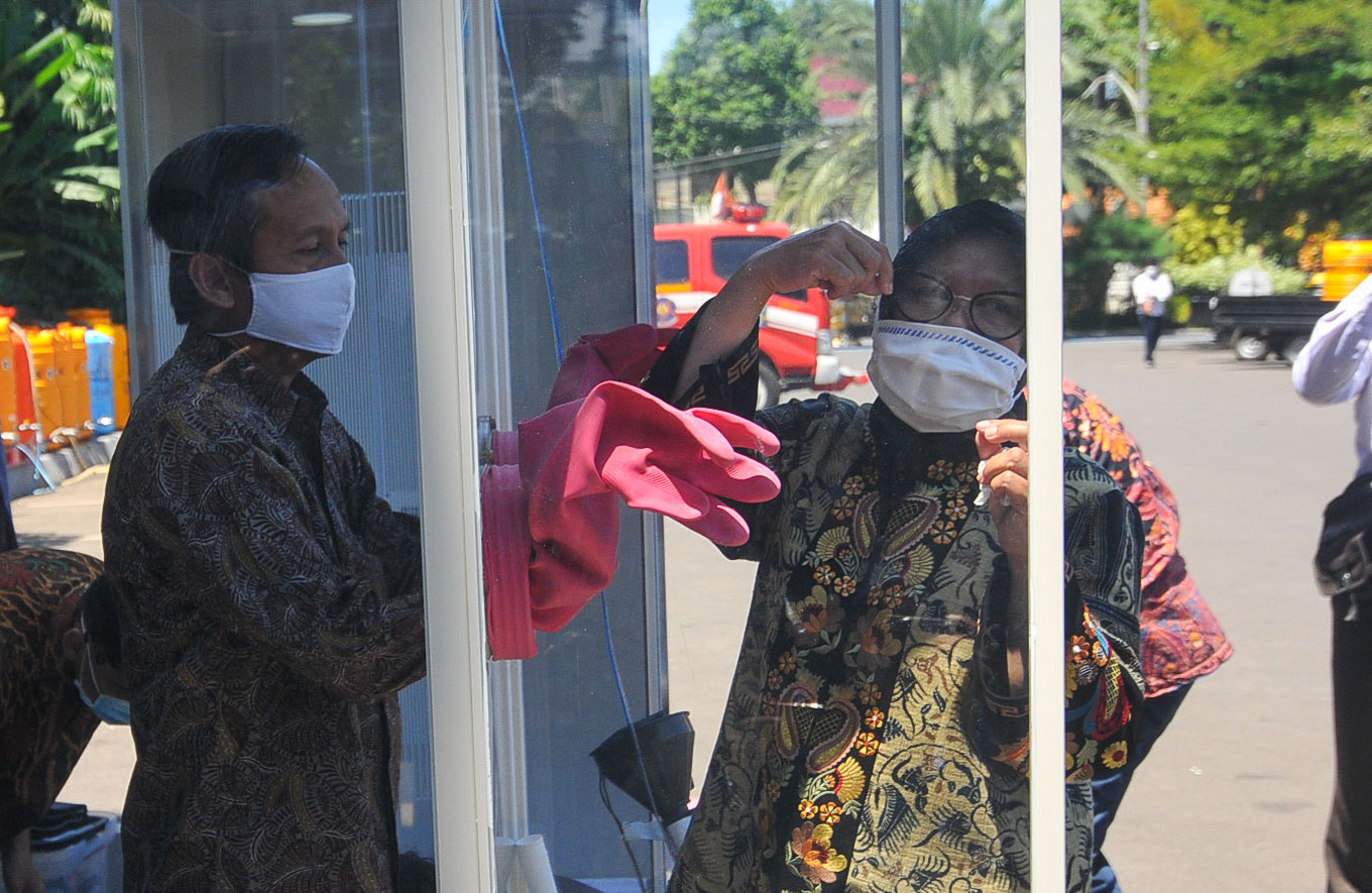 Rektor IT Telkom Surabaya, Tri Arief Sardjono bersama Walikota Tri Rismaharini menunjukkan cara kerja swab schamber kepada awak media. (Foto: Erfan Haransyah/Ngopibareng.id)