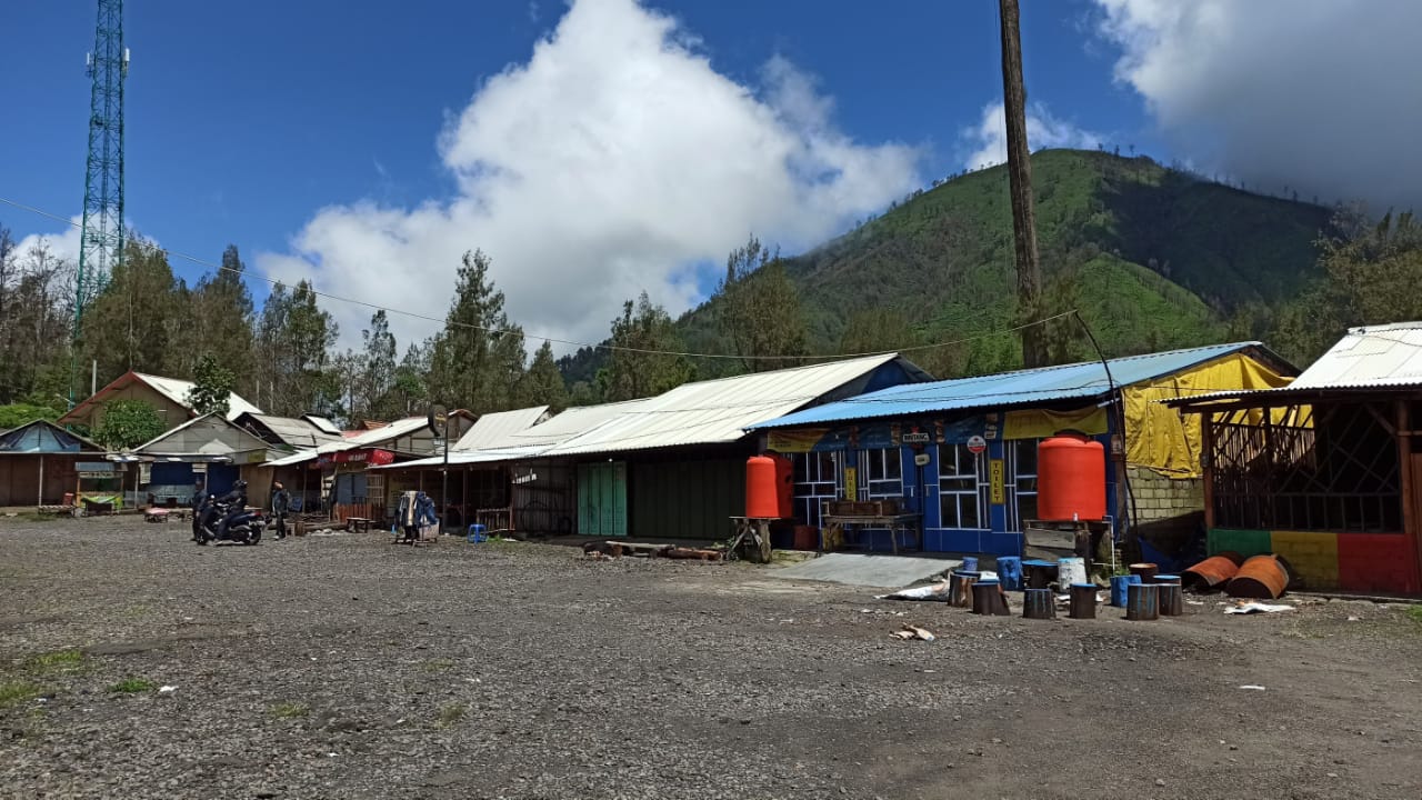 Sejumlah warung yang ada di sekitar TWA Ijen sepi. Kini pemilik resah dengan aksi pencurian. (Foto: Hujaini/ngopibareng.id)