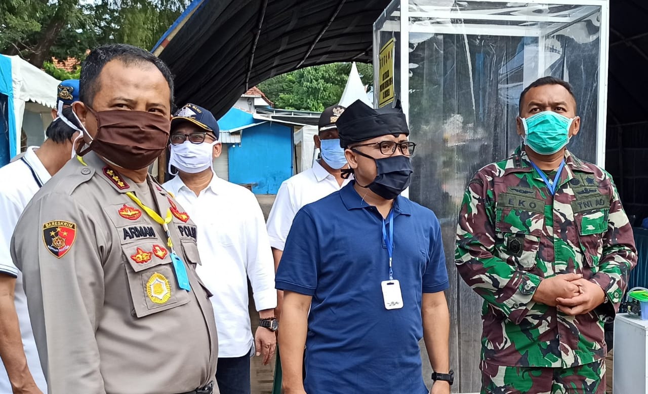 Ketua Gugus Tugas Percepatan Penanganan Covid-19 Abdullah Azwar Anas  (tengah) diapit Wakil Ketua Gugus Tugas Kombespol Arman Asmara Syarifuddin dan Letkol Infanteri Yuli Eko Purwanto (foto: Hujaini/ngopibareng.id)