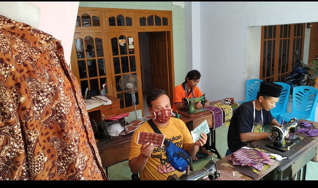 Masker tenun ikat khas Kediri. (Foto: Fendhy Plesmana/Ngopibareng.id)