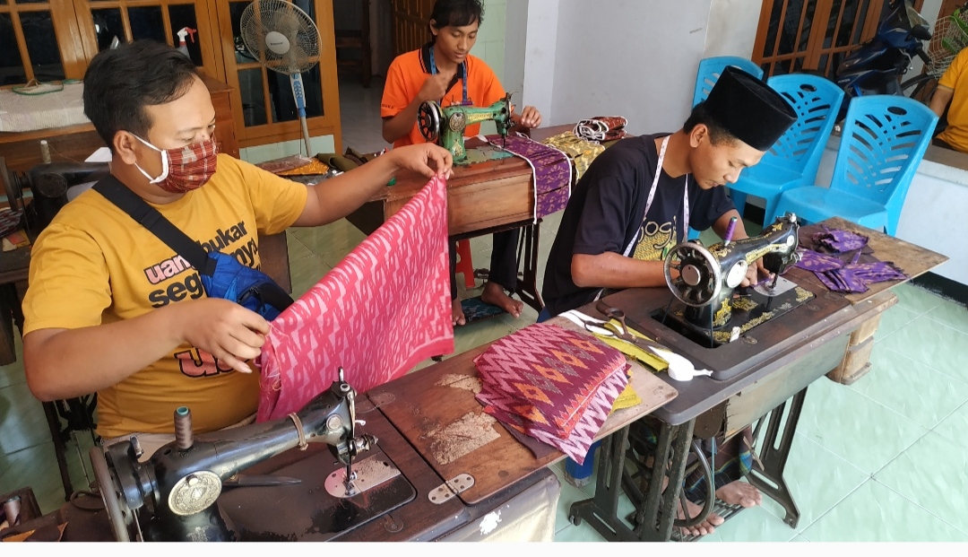 Masker tenun ikat khas Kediri. (Foto: Fendhy Plesmana/Ngopibareng.id) 