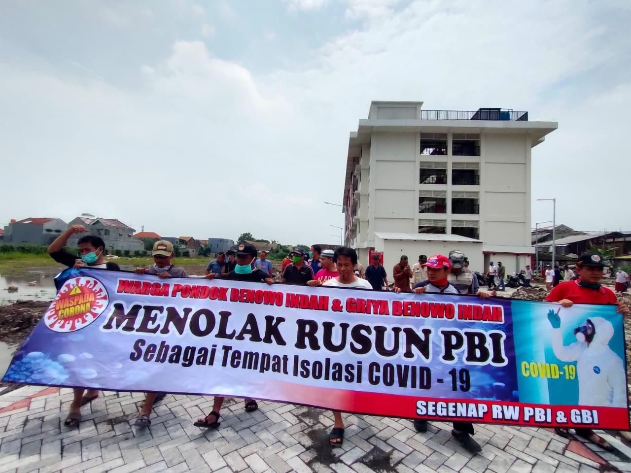 Warga Pondok Benowo Indah menggelar spanduk penolakan rusunawa di sekitar mereka jadi tempat isolasi Covid 19. (Foto: Istimewa)