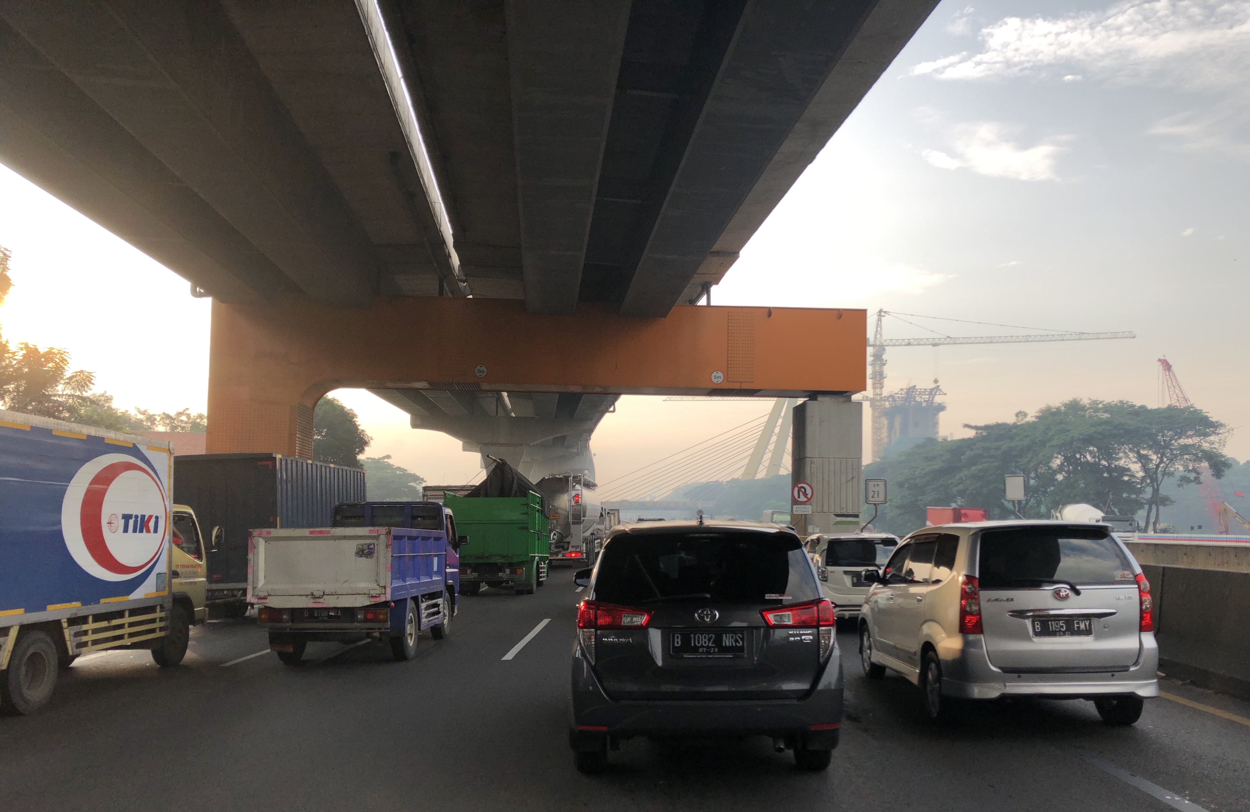 Jalur tol keluar Jakarta menuju Cikampek masih ramai.