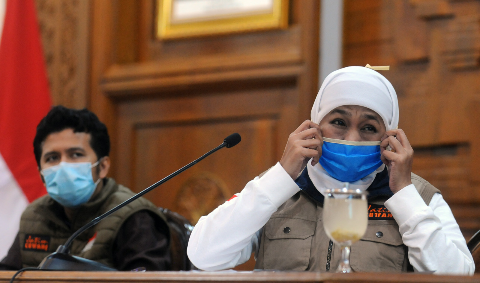 Gubernur Jatim, Khofifah Indar Parawansa saat menyampaikan update perkembangan corona di Gedung Negara Grahadi, Surabaya, Minggu 12 April 2020. 